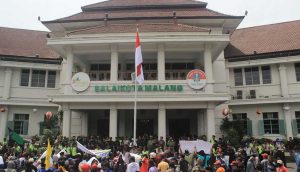 In Picture: Pedagang Pasar Merjosari Luruk Balaikota